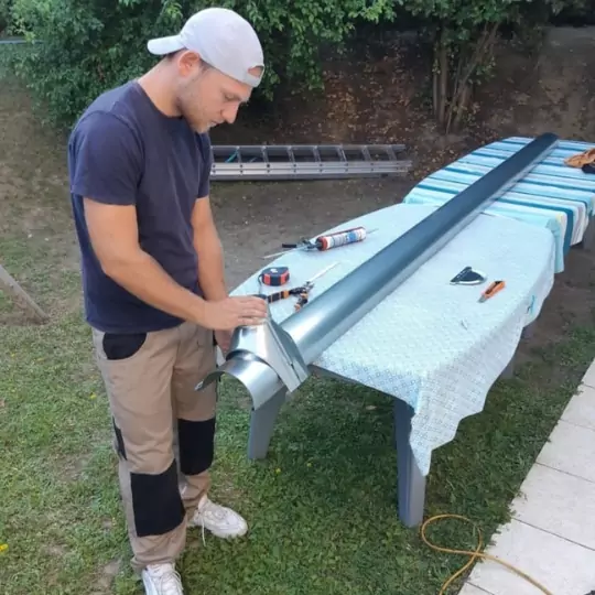 Façonnage d'un chéneau aluminium en atelier pour un chantier de zinguerie en Drôme