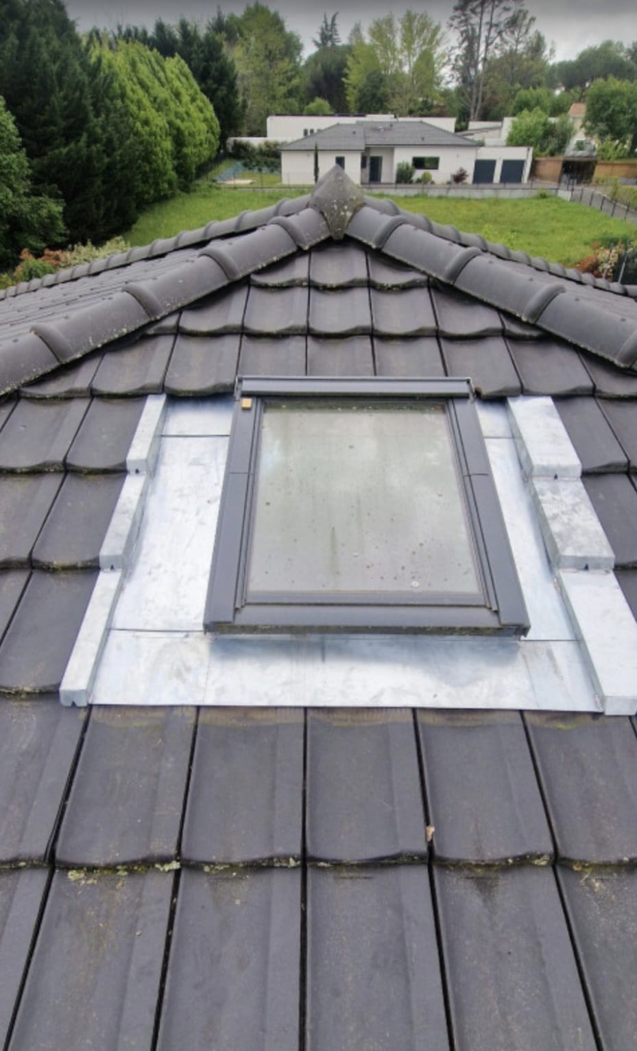 Velux installé sur toiture en tuiles ardoisées avec solin et zinguerie