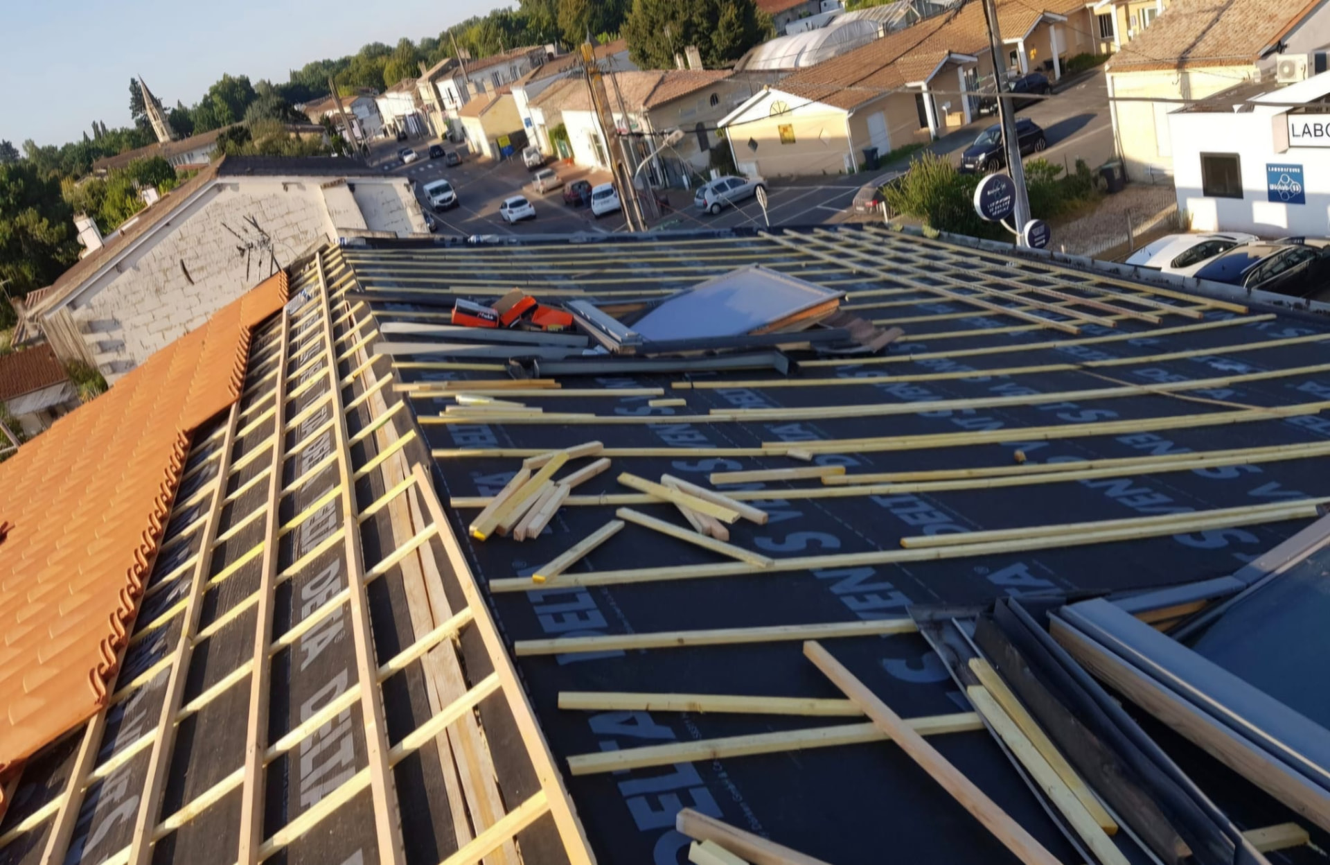 Écran sous-toiture et liteaunage posés sur une toiture en rénovation