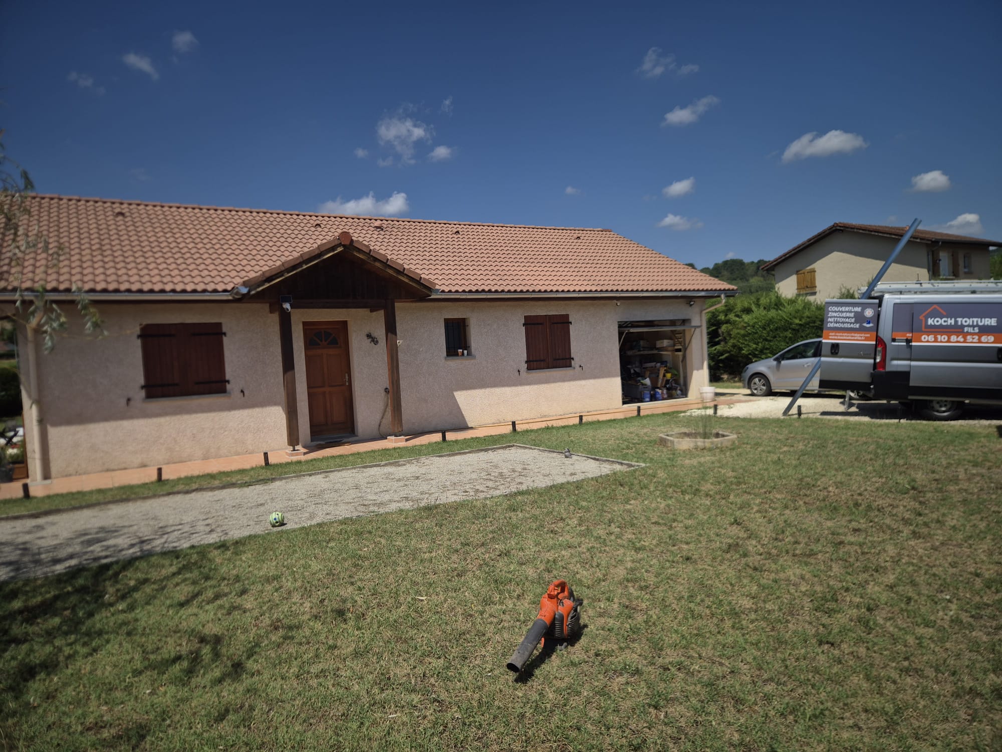 Maison avec toiture en tuiles nettoyée et fourgon KOCH TOITURE sur place près d'Eymeux