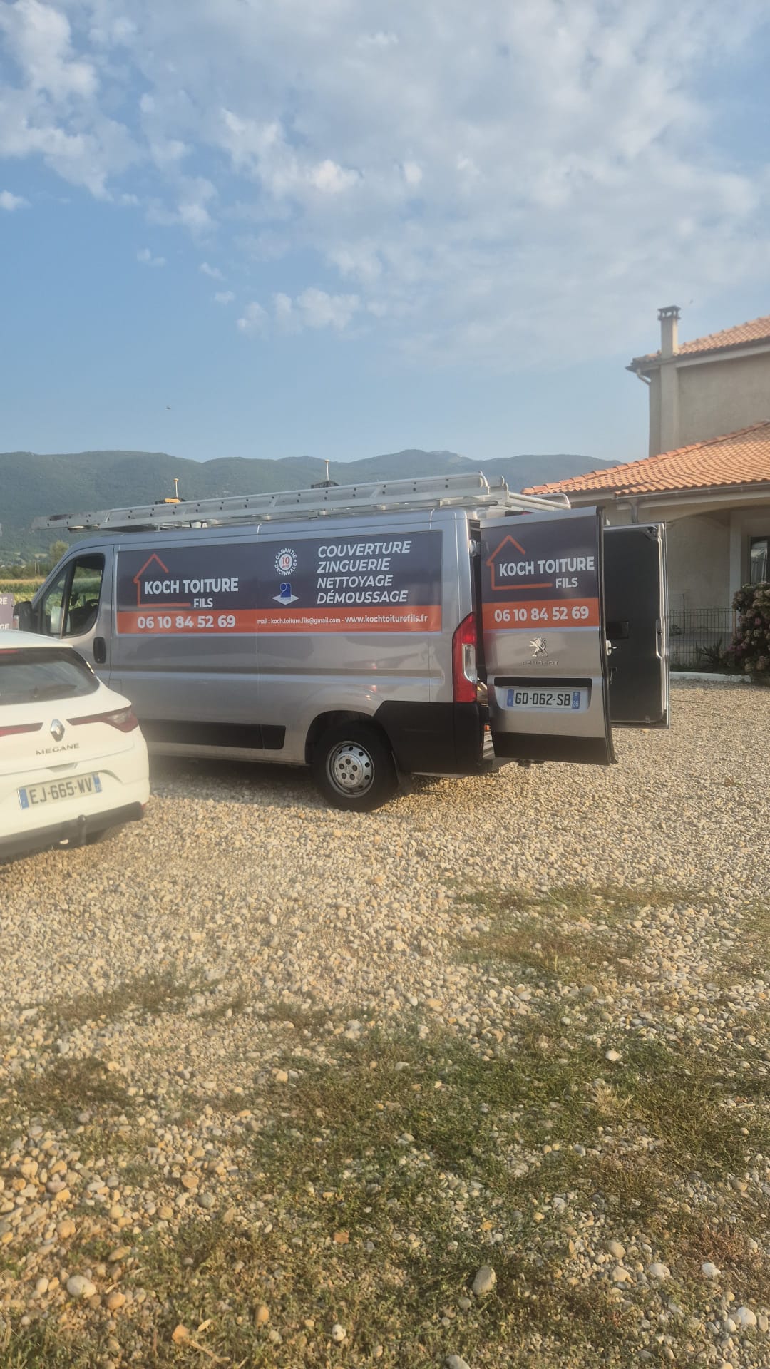 Camion d'intervention KOCH TOITURE sur un chantier de toiture dans la Drôme