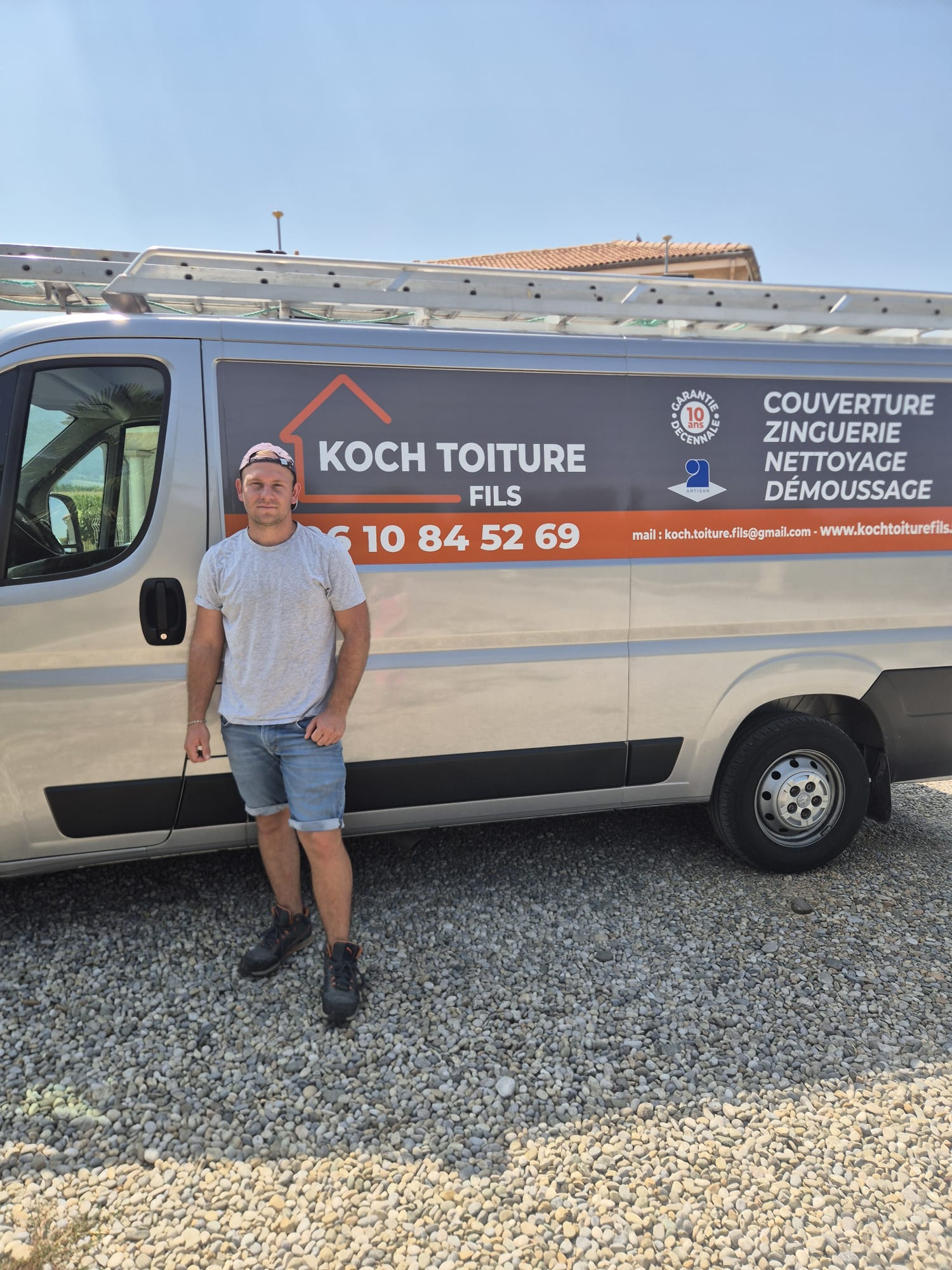 L'artisan KOCH TOITURE devant son fourgon fléché sur l'axe Romans-sur-Isère Grenoble